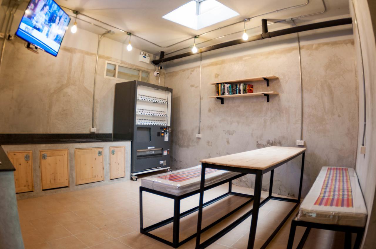 A'Stel Bangrak (Adults Only) Hostel Bangkok Exterior foto